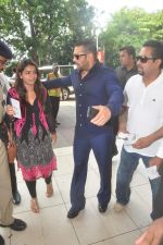 Salman Khan snapped at airport on 21st Oct 2015